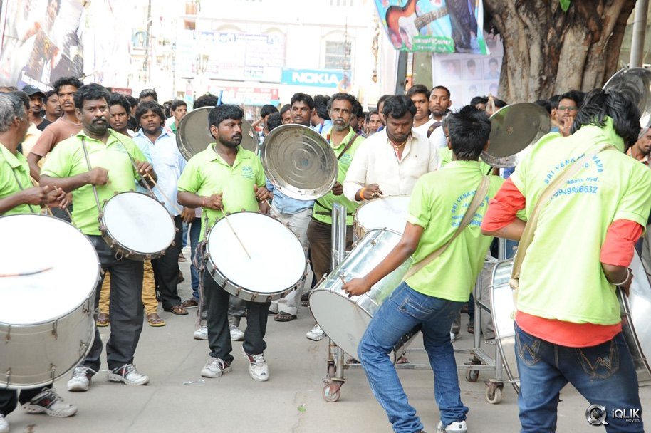 Prabhas-Watches-Baahubali-at-Sudharshan-Theatre